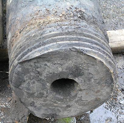 Разрушение по резьбовой части колонны (август 2004 г.) пресса силой 40 МН (4000 тс) для  производства ДВП. Диаметр колонны – 300 мм.